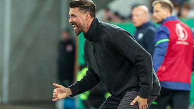DFB-Pokal: FC Augsburg - VfL Bochum: Augsburgs Trainer Sandro Wagner ruft von der Seitenlinie aus Richtung Spielfeld.
