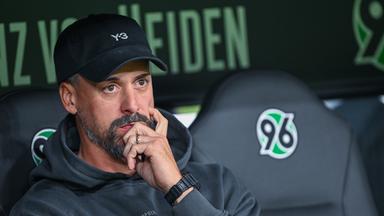 Mit der Hand am Kinn beobachtet Hannovers Trainer Sandro Wagner von der Bank aus nachdenklich das Spielfeld. Er  muss den Klub aus der Krise führen.