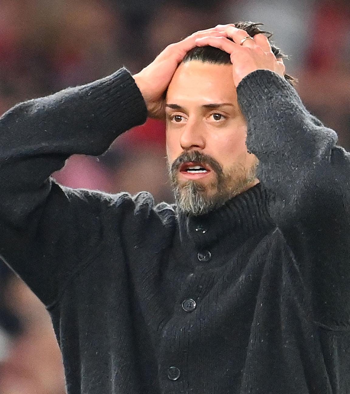 Trainer Sandro Wagner (FC Augsburg) enttäuscht im Spiel gegen den VfB Stuttgart am 09.11.25 in der MHP Arena, Stuttgart.