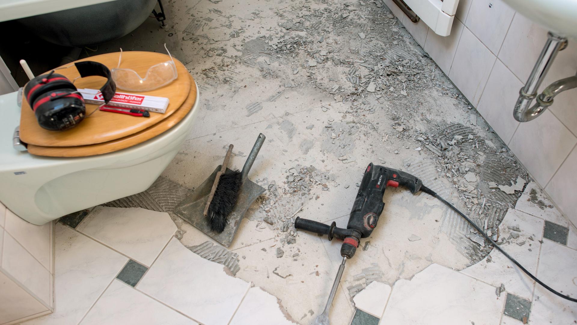 Sanierung im Badezimmer, Archivbild