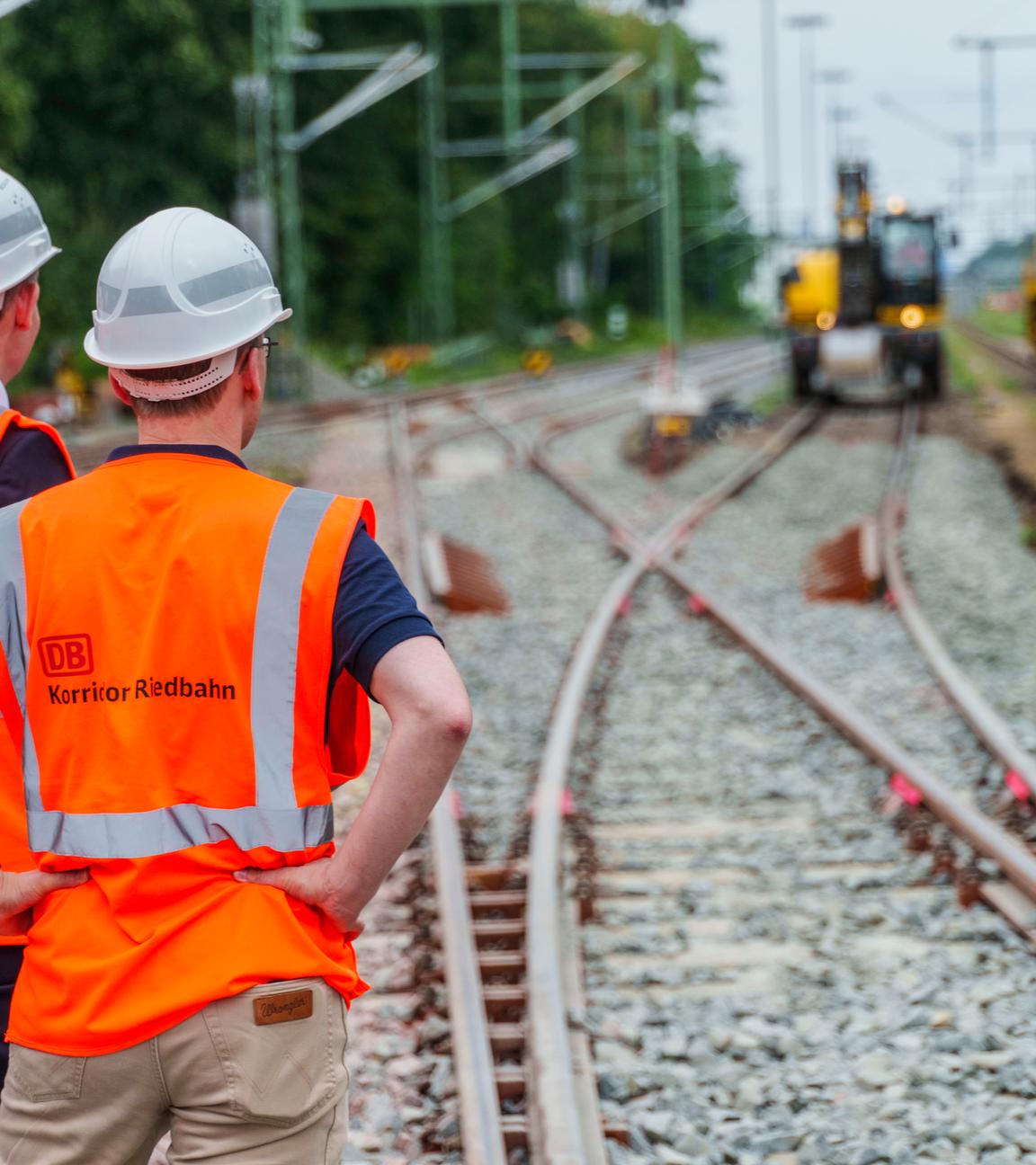 Arbeiter an einem Bahngleis