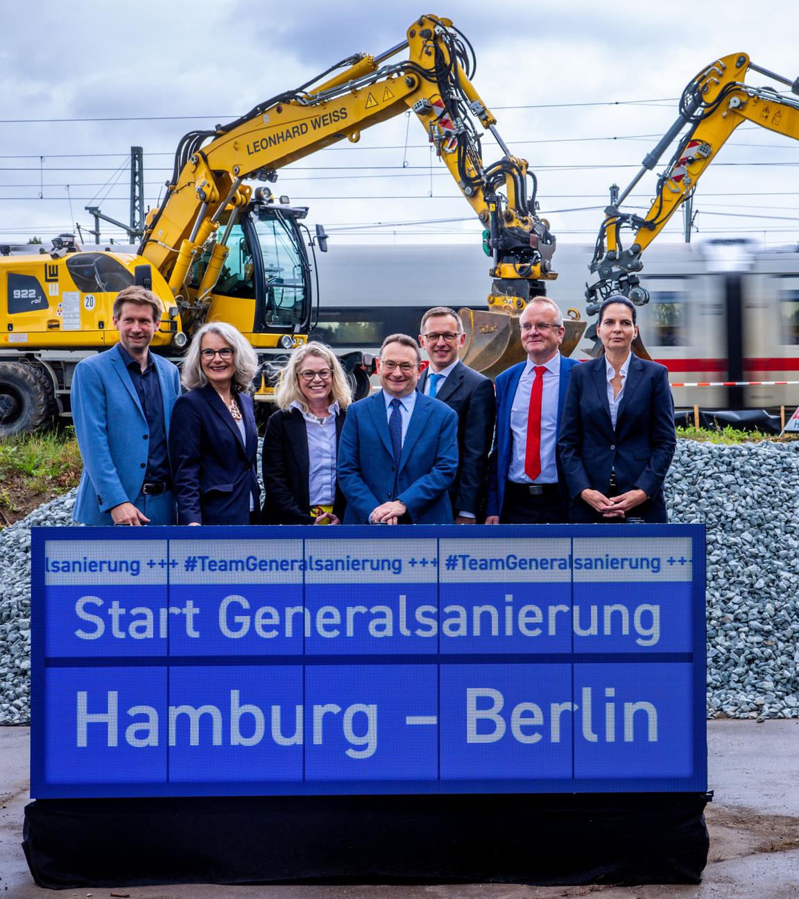 Martin Bill, Susanne Henckel, Ute Bonde, Ulrich Lange, Philipp Nagl, Detlef Tabbert, und Ines Jesse geben das Startsignal für den Start der Bauarbeiten an der Strecke Berlin - Hamburg.