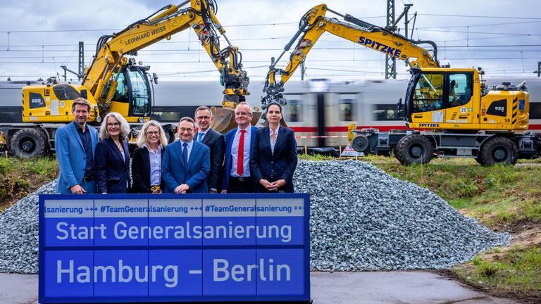 Martin Bill, Susanne Henckel, Ute Bonde, Ulrich Lange, Philipp Nagl, Detlef Tabbert, und Ines Jesse geben das Startsignal für den Start der Bauarbeiten an der Strecke Berlin - Hamburg.