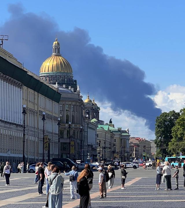 Rauch steigt auf über Sankt Petersburgs nach einem ukrainischen Angriff.