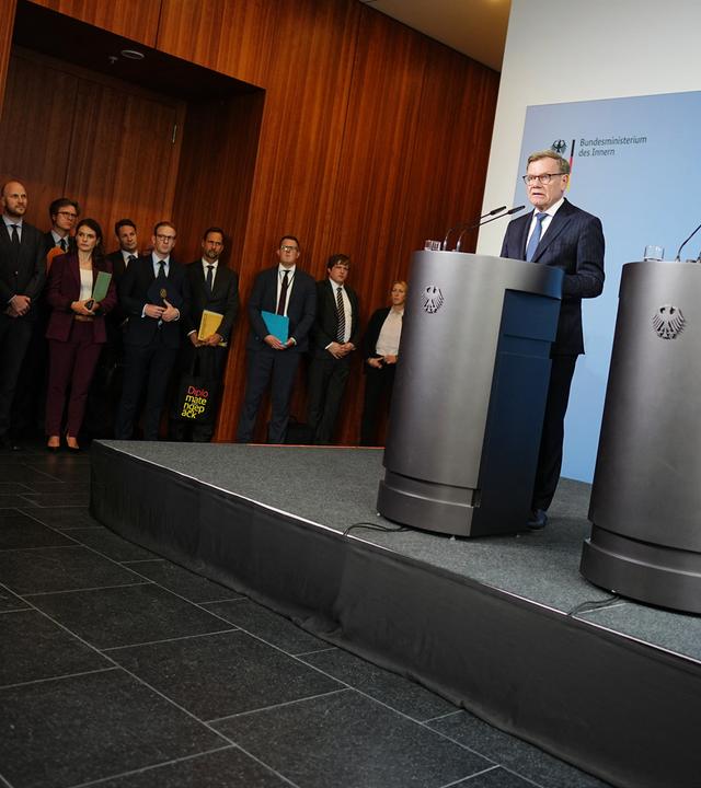 Johann Wadephul (2.v.r, CDU), Bundesaußenminister, und Alexander Dobrindt (r, CSU), Bundesinnenminister, geben eine Pressekonferenz zu den Entwicklungen im Fall der am Flughafen Leipzig