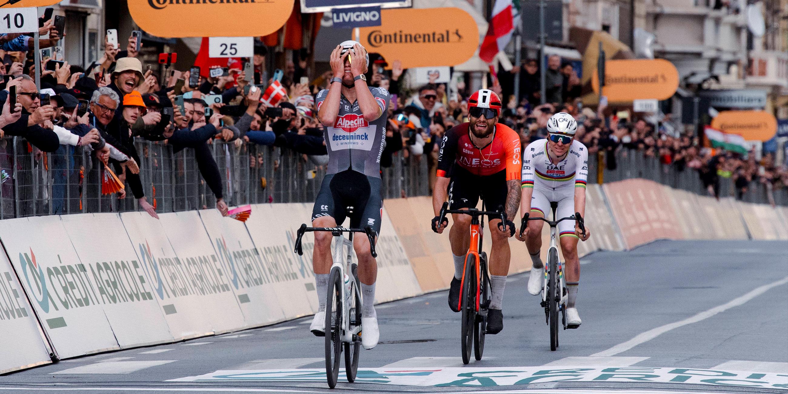 Mathieu Van Der Poel jubelt auf der Zielgeraden, Filippo Ganna und Tadej Pogacar fahren als Zweiter und Dritter ins Ziel.