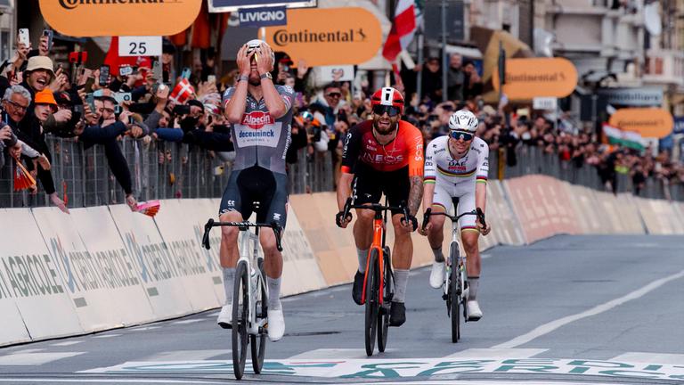 Mathieu Van Der Poel jubelt auf der Zielgeraden, Filippo Ganna und Tadej Pogacar fahren als Zweiter und Dritter ins Ziel.