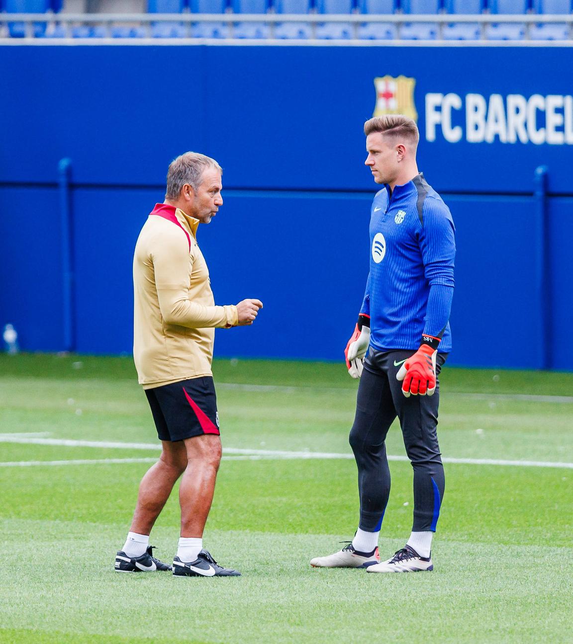 Spanien, Barcelona: Cheftrainer Hansi Flick spricht mit Marc-Andre ter Stegen vom FC Barcelona