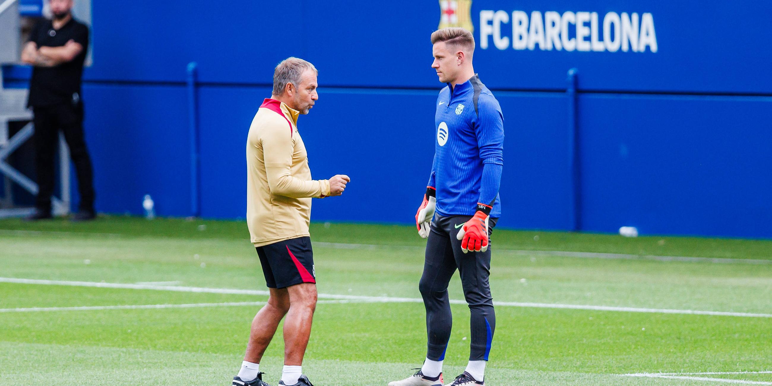 Spanien, Barcelona: Cheftrainer Hansi Flick spricht mit Marc-Andre ter Stegen vom FC Barcelona