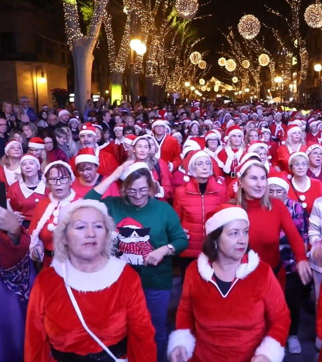 Tanzende "Santas" auf Mallorca