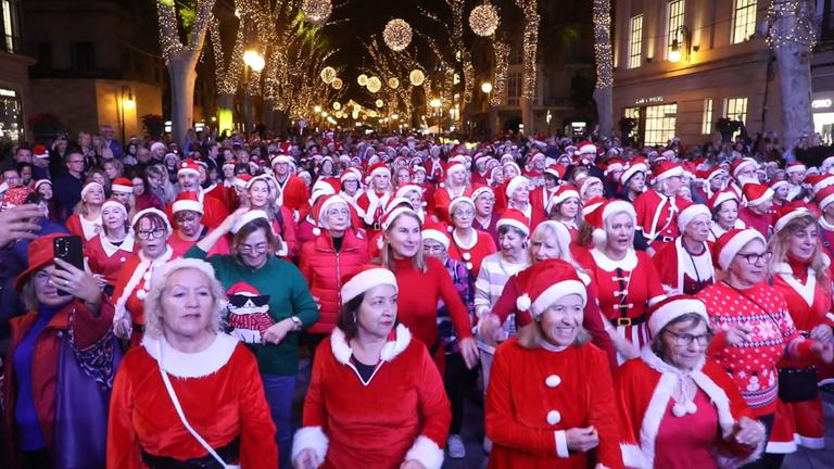 Tanzende "Santas" auf Mallorca