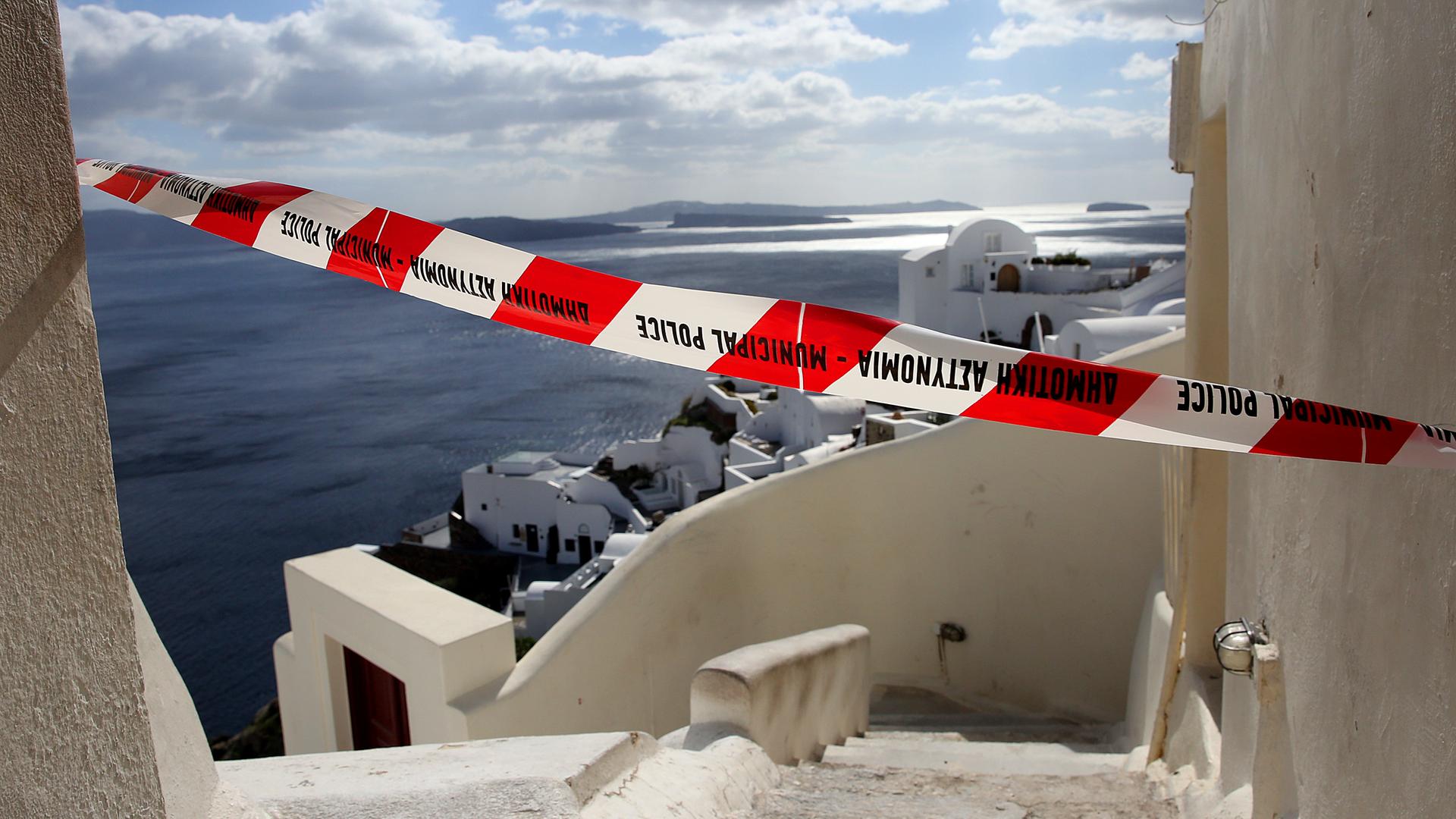 Eine Absperrung in einer kleinen Straße über den Klippen der vulkanischen Caldera des fast evakuierten Dorfes Oia auf der Insel Santorin, Griechenland, 05. 02. 2025. 