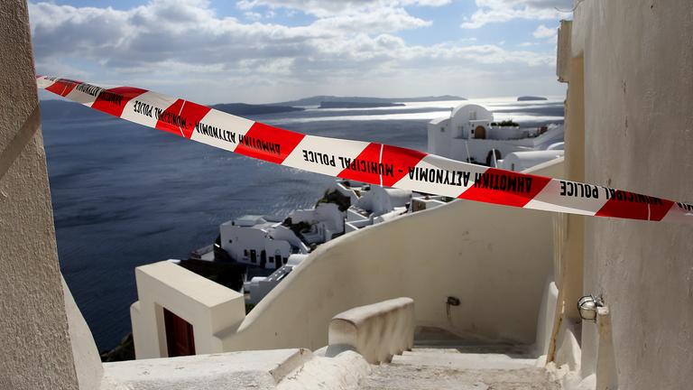 Eine Absperrung in einer kleinen Straße über den Klippen der vulkanischen Caldera des fast evakuierten Dorfes Oia auf der Insel Santorin, Griechenland, 05. 02. 2025. 
