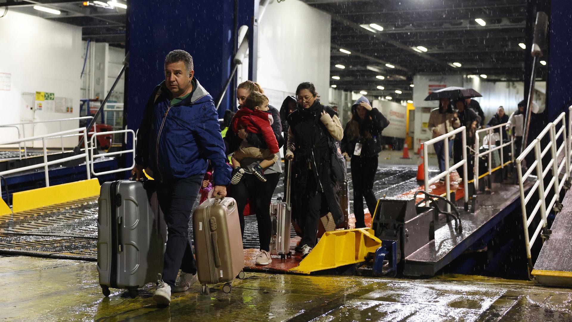 Menschen verlassen eine Fähre in Piraeus