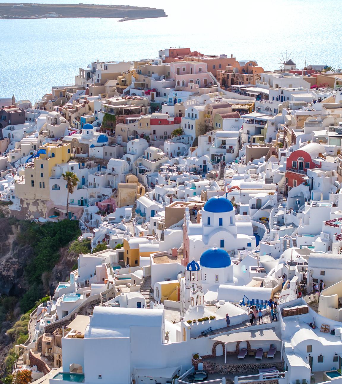 Die Santorini mit glitzerndem Meer im Hintergrund.