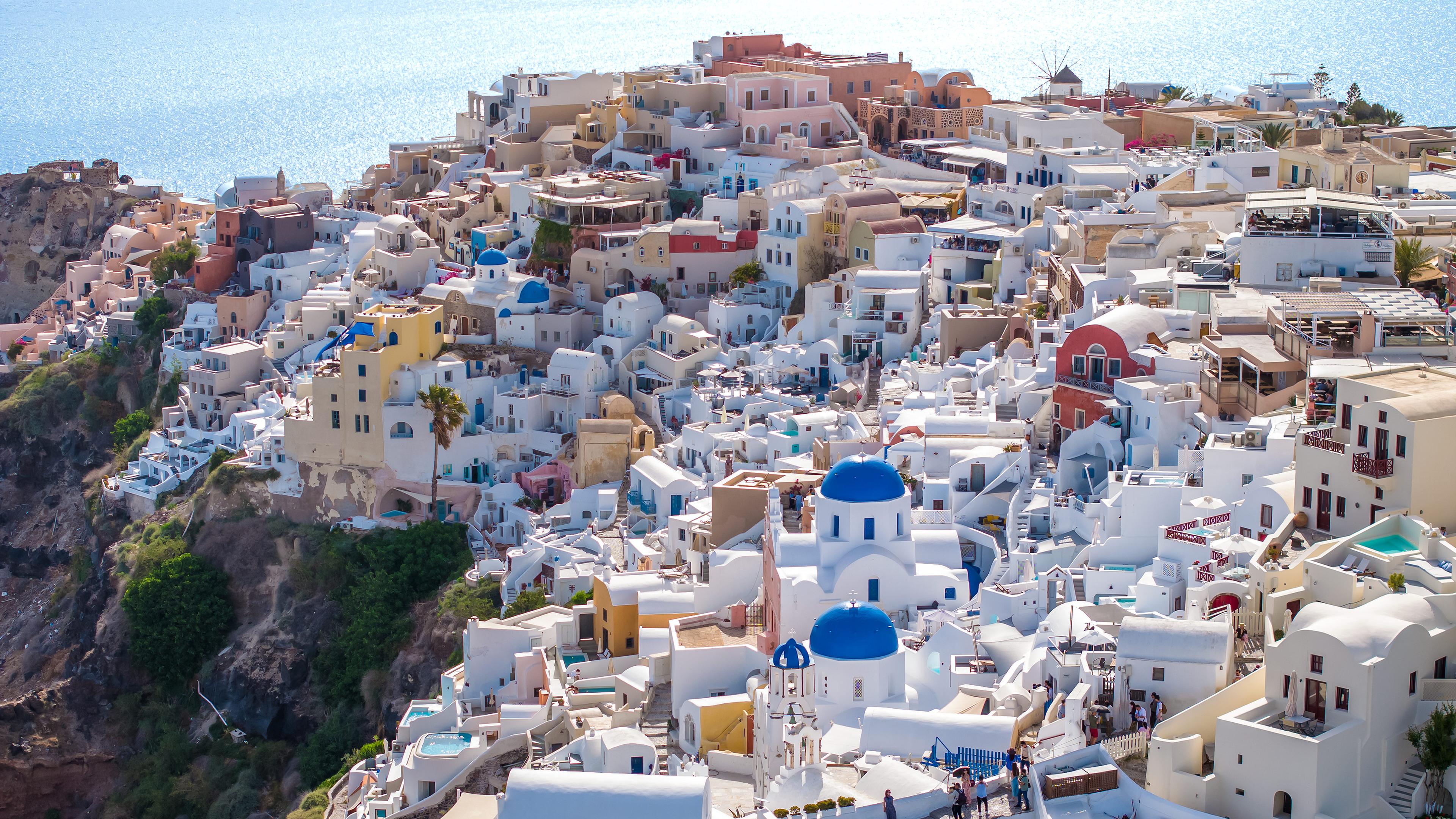 Die Santorini mit glitzerndem Meer im Hintergrund.