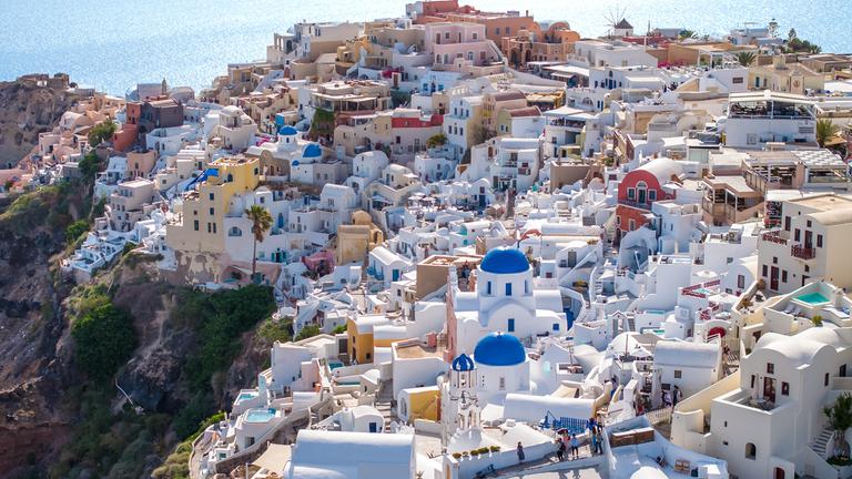 Die Santorini mit glitzerndem Meer im Hintergrund.