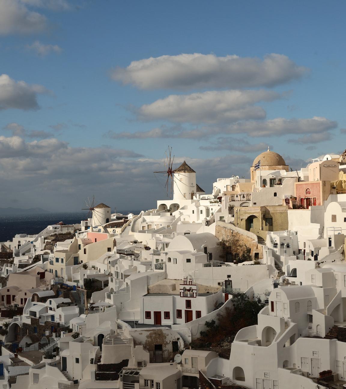 Griechenland, Santorini: Überblick über die Insel. Zum Zeitpunkt des Bildes war der Ort aufgrund anhaltender Erdbeben verlassen.