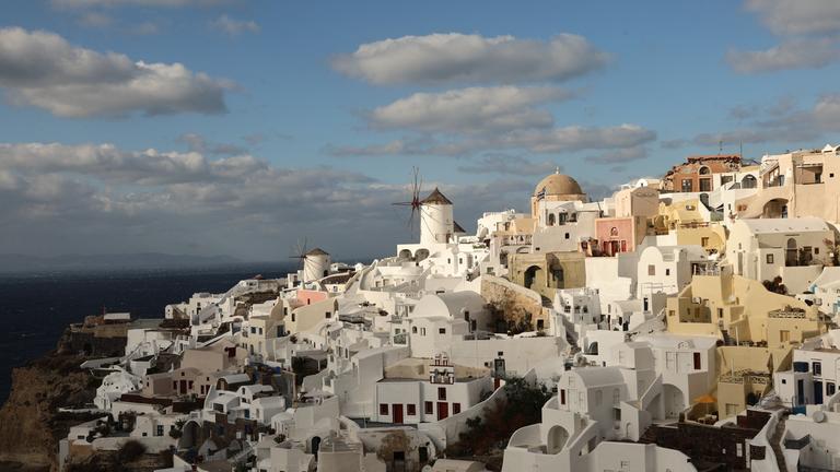 Griechenland, Santorini: Überblick über die Insel. Zum Zeitpunkt des Bildes war der Ort aufgrund anhaltender Erdbeben verlassen.