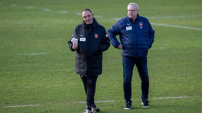 Frank Schmidt (li.) und Holger Sanwald vom 1. FC Heidenheim (Archivbild)