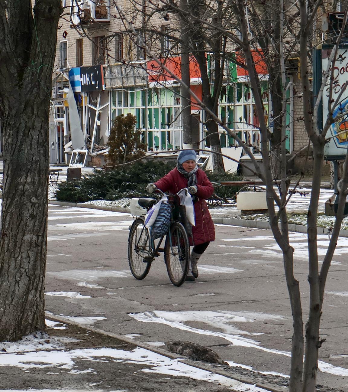Ein vom Pressedienst der 65. Unabhängigen Mechanisierten Brigade der ukrainischen Streitkräfte veröffentlichtes Handout zeigt eine Person auf einer Straße der Frontstadt Orichiw in der Region Saporischschja, Ukraine, am 5. Februar 2026.