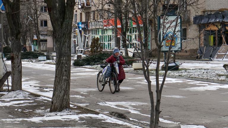 Ein vom Pressedienst der 65. Unabhängigen Mechanisierten Brigade der ukrainischen Streitkräfte veröffentlichtes Handout zeigt eine Person auf einer Straße der Frontstadt Orichiw in der Region Saporischschja, Ukraine, am 5. Februar 2026.