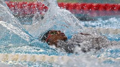 Rückenschwimmerin Sara Curtis bei der EM in Paris in Aktion