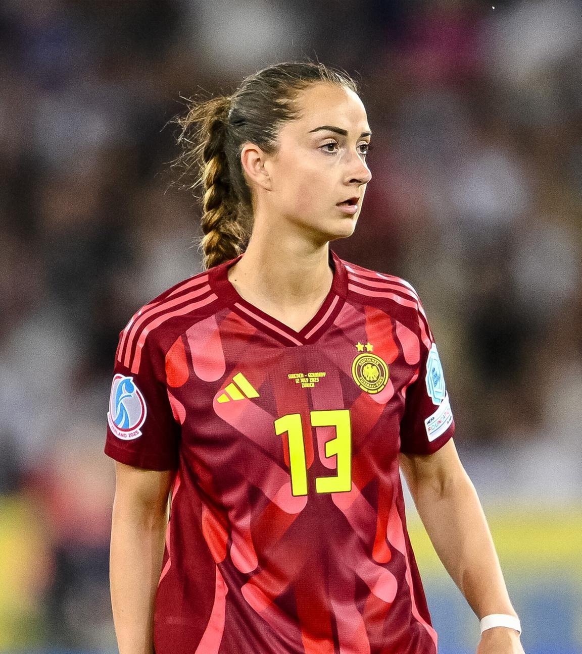 Sara Däbritz (Deutschland) schaut während des UEFA Women's EURO 2025 Gruppenspiels der Gruppe C zwischen Schweden und Deutschland im Stadion Letzigrund am 12. Juli 2025 in Zürich, Schweiz, zu.