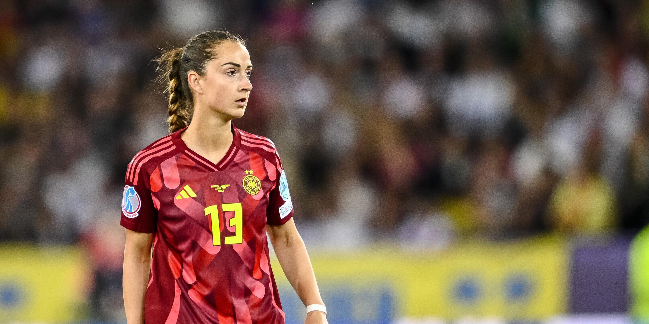 Sara Däbritz (Deutschland) schaut während des UEFA Women's EURO 2025 Gruppenspiels der Gruppe C zwischen Schweden und Deutschland im Stadion Letzigrund am 12. Juli 2025 in Zürich, Schweiz, zu.