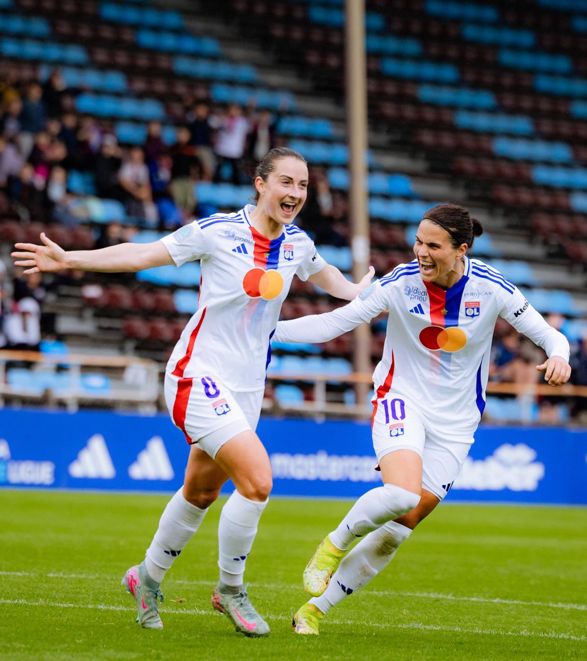Sara Dabritz (8. Olympique Lyonnais) und Dzsenifer Marozsan (10. Olympique Lyonnais) feiern das Tor.