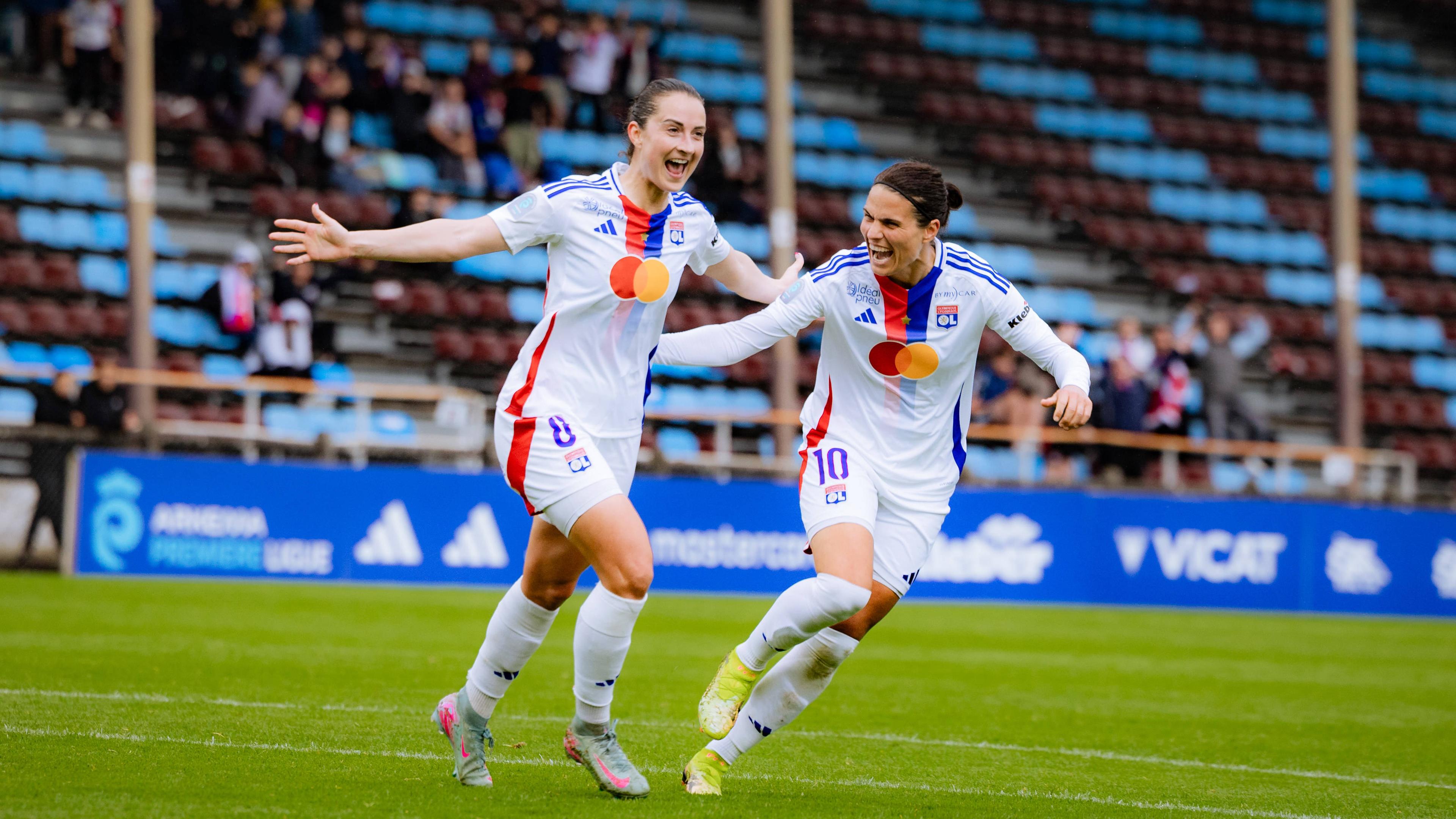 Sara Dabritz (8. Olympique Lyonnais) und Dzsenifer Marozsan (10. Olympique Lyonnais) feiern das Tor.