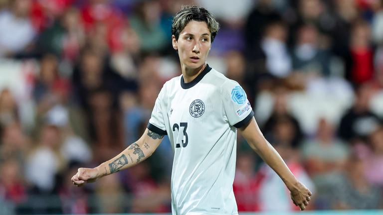 Fußballerin Sara Doorsoun des deutschen Teams blickt hinter sich während des UEFA Womens Nations League-Spiel gegen Österreich am 03.06.2025 in Wien.
