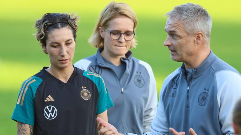 21.10.2024, Deutsche Frauennationalmannschaft beim Training: Sara Doorsoun (links) bespricht sich mit Bundestrainer Christian Wück (rechts).