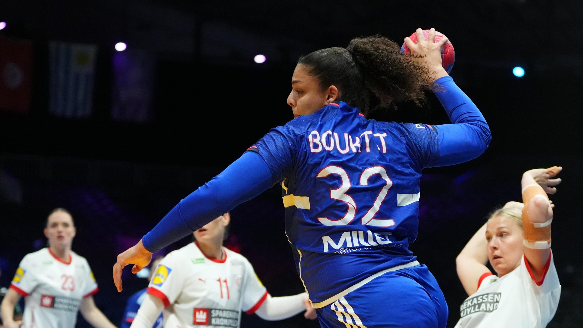 Sarah Bouktit setzt am Kreis zum Sprungwurf an.