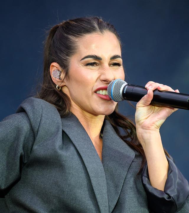 Die deutsche Sängerin Sarah Engels tritt am 14. Mai 2026 vor dem Wiener Rathaus im Fanbereich vor dem zweiten Halbfinale des Eurovision Song Contest auf.