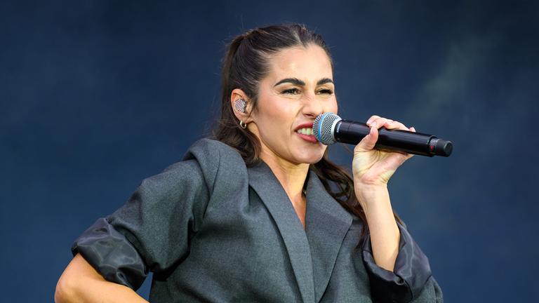 Die deutsche Sängerin Sarah Engels tritt am 14. Mai 2026 vor dem Wiener Rathaus im Fanbereich vor dem zweiten Halbfinale des Eurovision Song Contest auf.