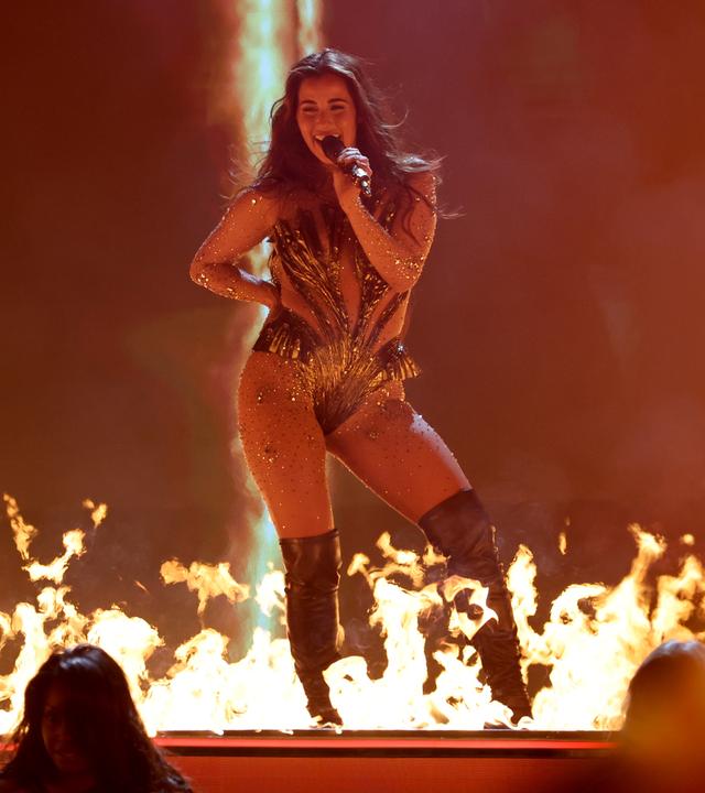 Sarah Engels aus Deutschland mit dem Titel "Fire" tritt im Finale des 70. Eurovision Song Contest (ESC) in der Wiener Stadthalle auf. Sie trägt einn glitzerndes Kostüm und im Hintergrund sind Flammen zu sehen.