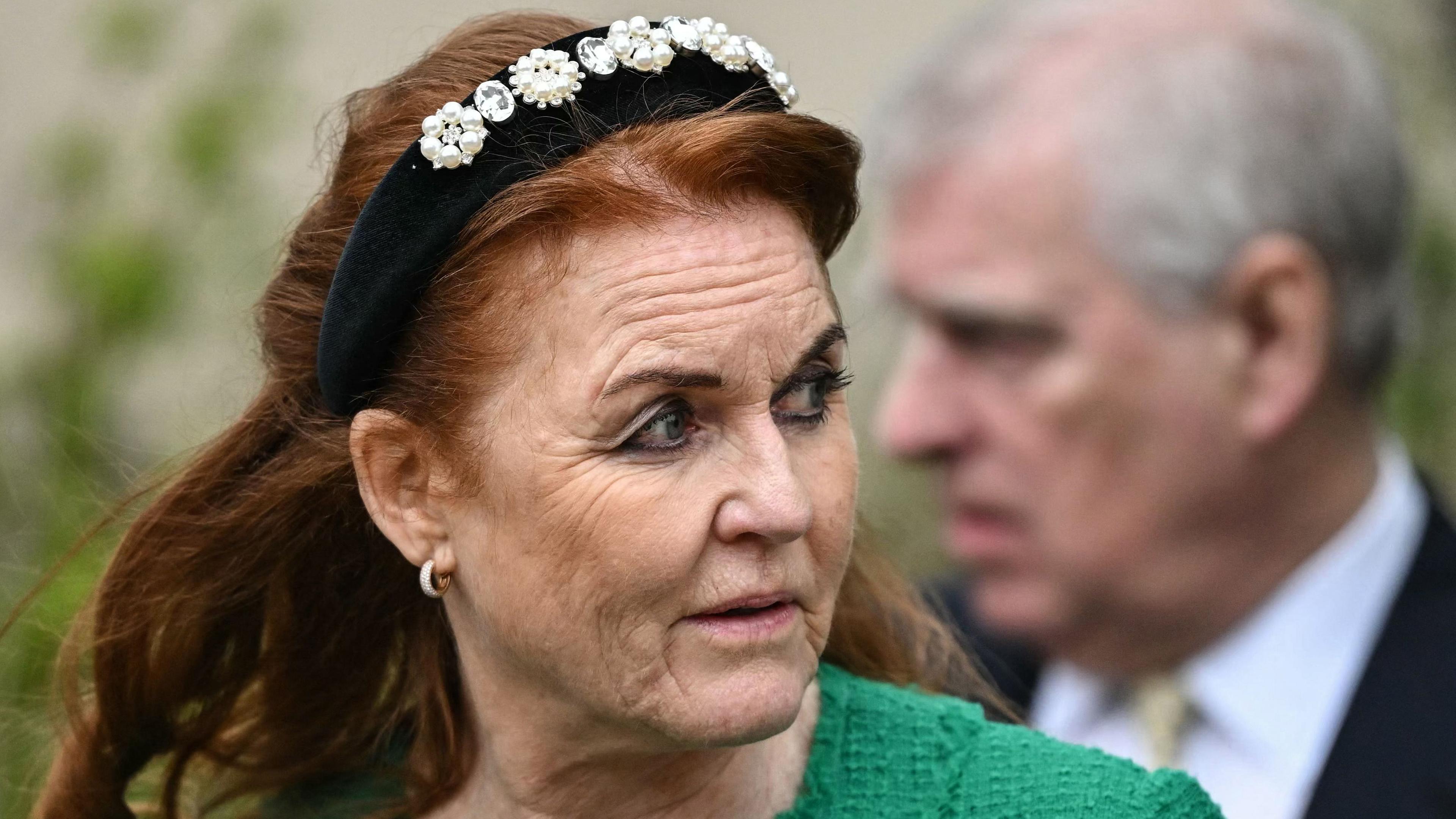 Sarah Ferguson, gefolgt von Großbritanniens Prinz Andrew, Herzog von York, verlässt die St. George's Chapel im Windsor Castle, nachdem sie am 31. März 2024 am Ostermorgengebet teilgenommen hat.