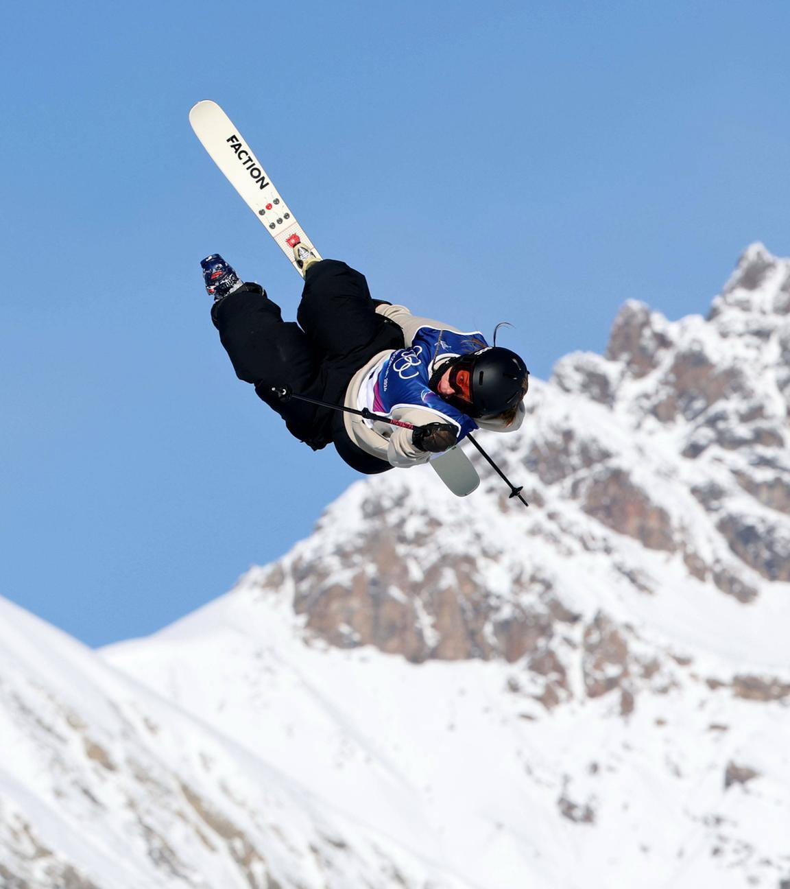 Bei der Freestyle Skiing-Slopestyle Qualification fliegt der schweizer Freestyle-Skifahrerin Sarah Höfflin der linke Skier weg