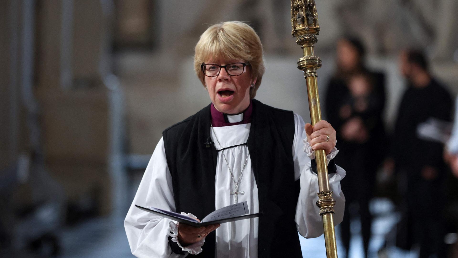 Sarah Mullally nimmt in London an einem Gottesdienst zum Gebet und zur Besinnung für Großbritanniens Königin Elizabeth II. teil. (Archiv)