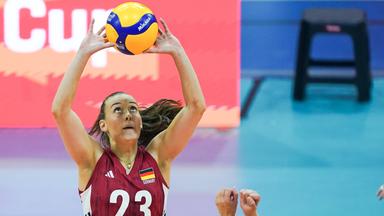 Sarah Straube blickt nach oben, wo sie den Volleyball mit ihren Händen kontrolliert.