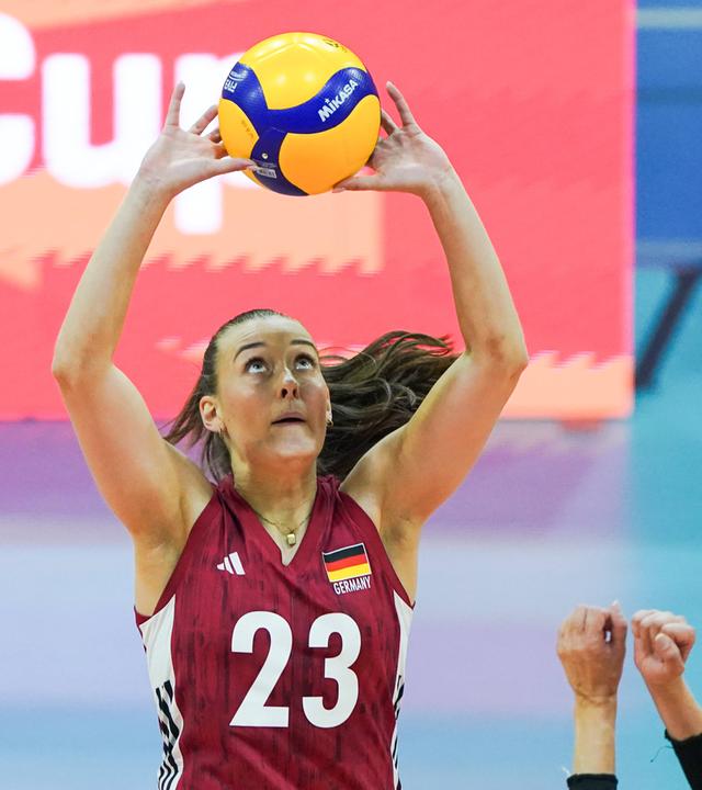 Sarah Straube blickt nach oben, wo sie den Volleyball mit ihren Händen kontrolliert.