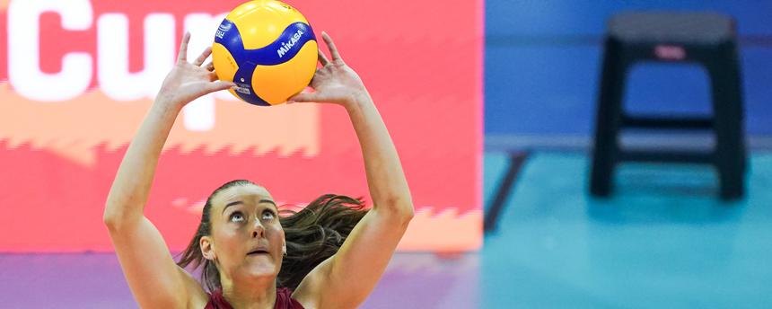 Sarah Straube blickt nach oben, wo sie den Volleyball mit ihren Händen kontrolliert.