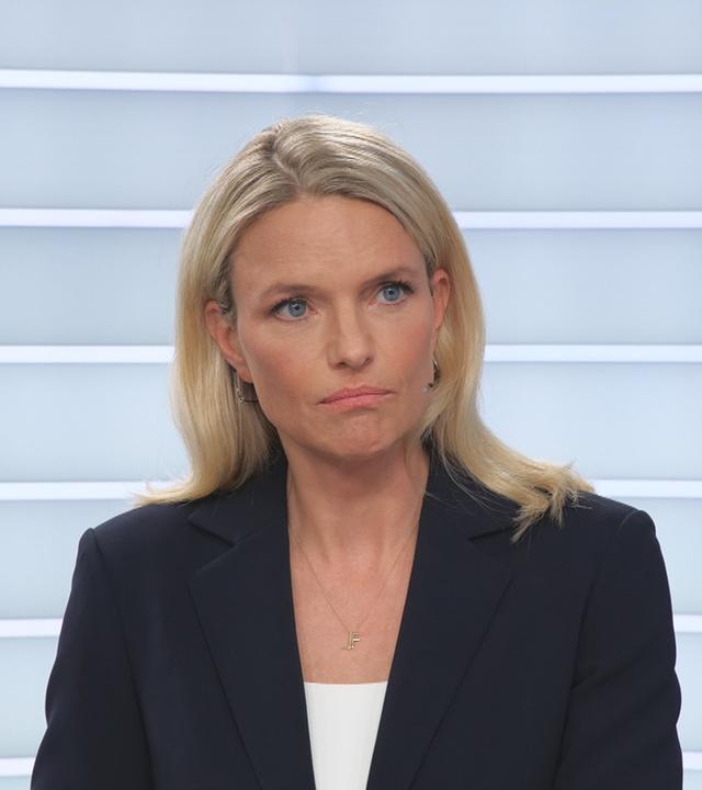 ZDF-Rechtsexpertin Sarah Tacke spricht in die Kamera