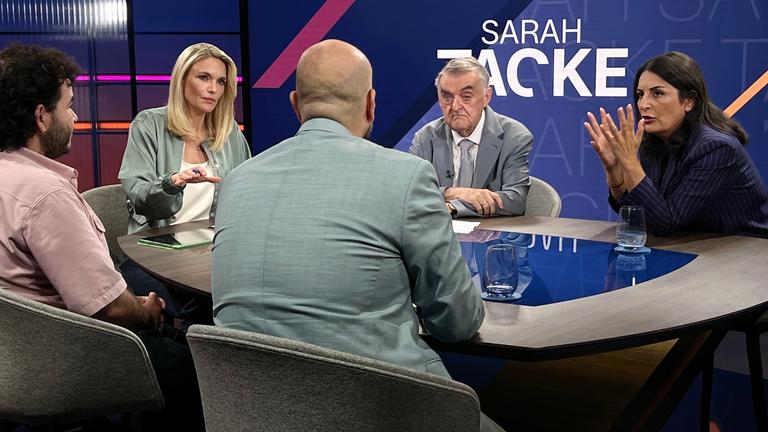 Zu Gast bei „SARAH TACKE“: NRW-Innenminister Herbert Reul (CDU), die Menschenrechtsaktivistin Düzen Tekkal, der Extremismusforscher Ahmad Mansour und Tugay Sarac, muslimischer Queer-Aktivist