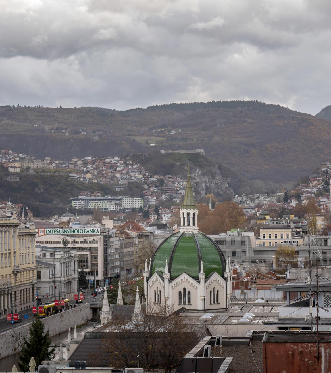 Blick über Sarajevo und die umliegenden Hügel.