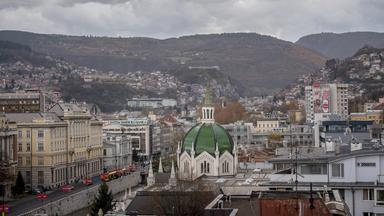 Blick über Sarajevo und die umliegenden Hügel.
