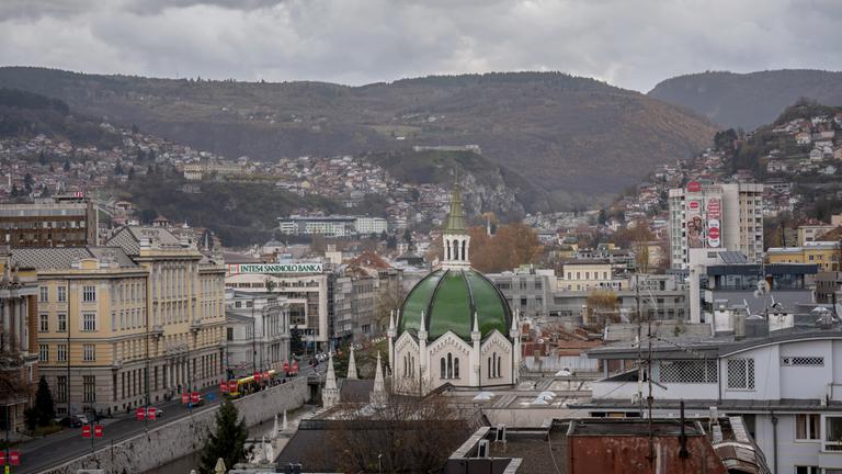 Blick über Sarajevo und die umliegenden Hügel.