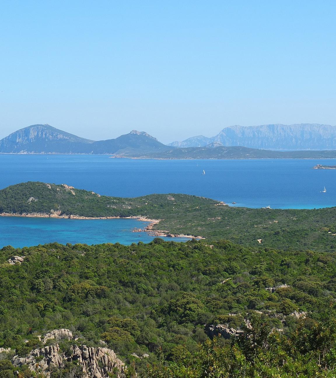 Die Costa Smeralda ist bei Porto Cervo auf der italienischen Insel Sardinien zu sehen