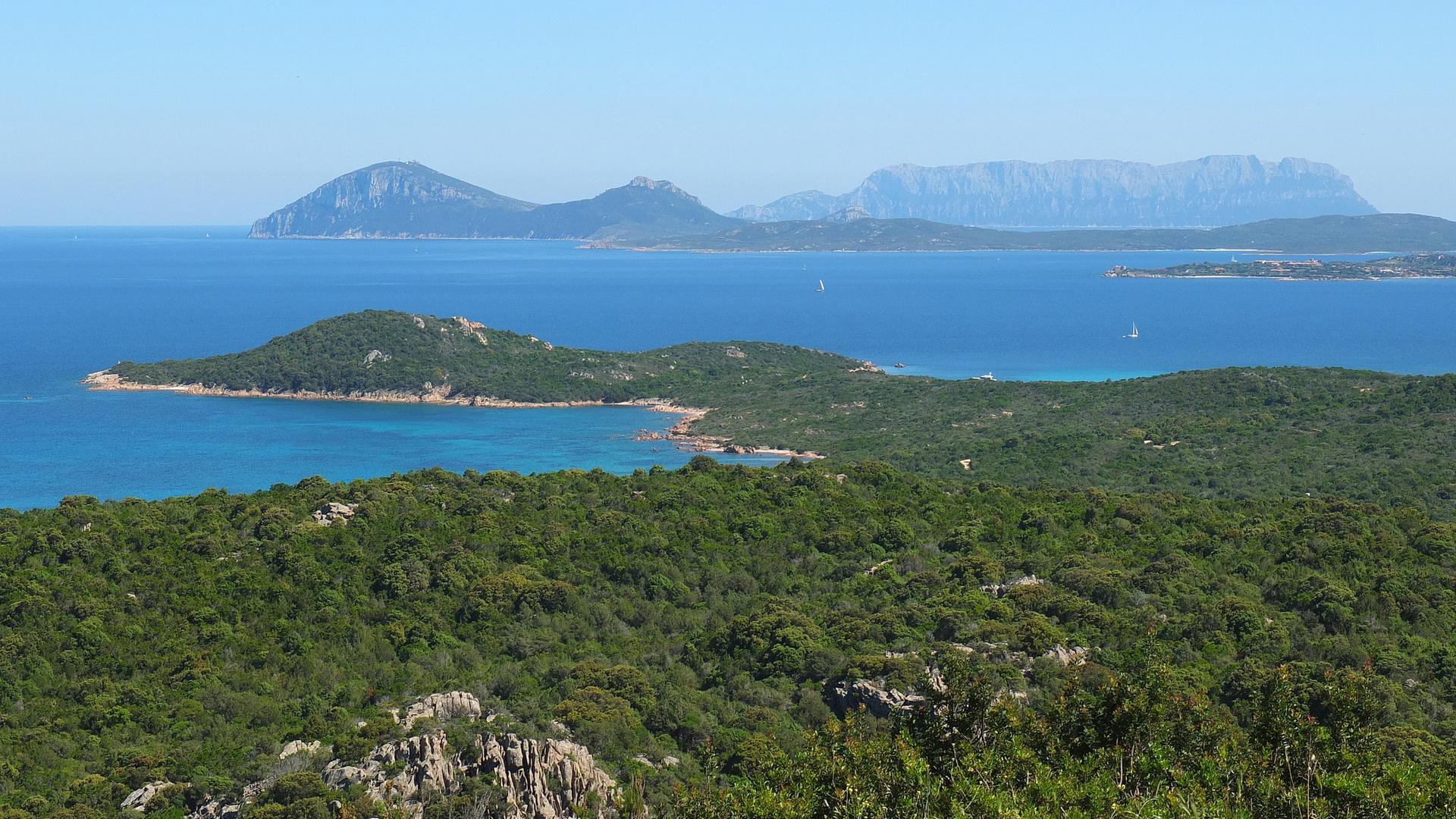 Die Costa Smeralda ist bei Porto Cervo auf der italienischen Insel Sardinien zu sehen